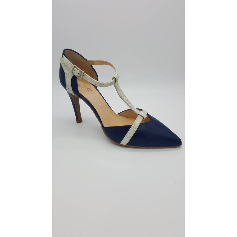 NEW BRENDA ZARO dian heels in marine